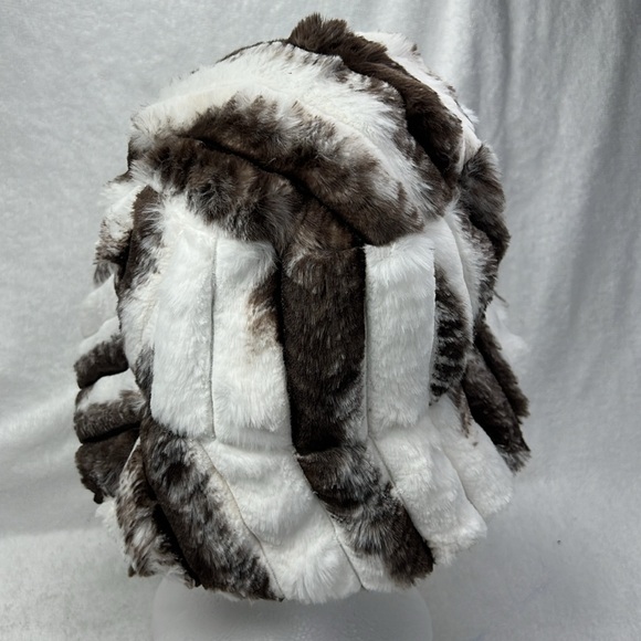 Hat, brown and white, fuzzy hat, perfect for keeping your head warm - Picture 3 of 3